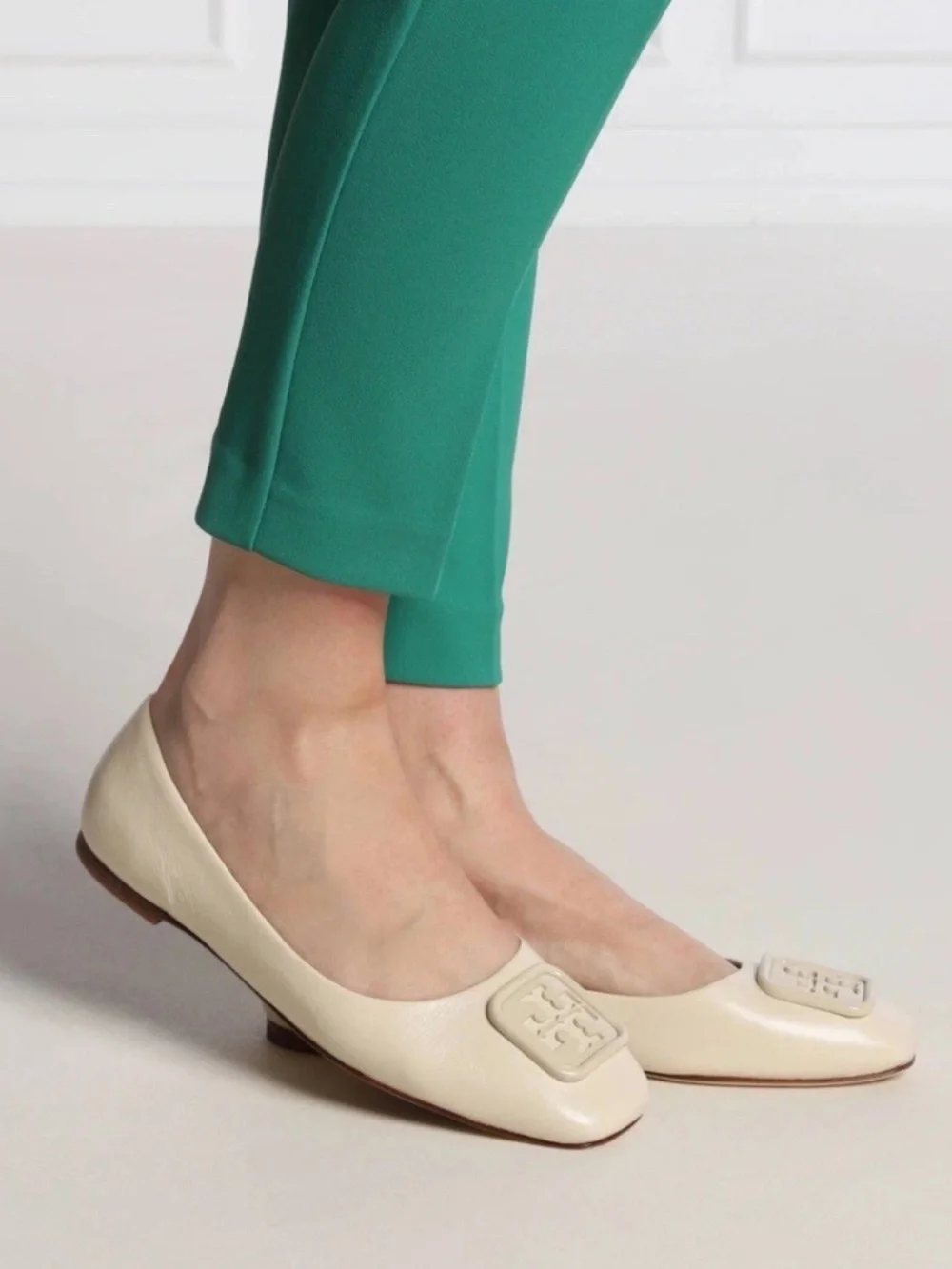 Tory Burch Georgia Ballet Flats Women’s Size 8 Cream Leather Square Toe Logo